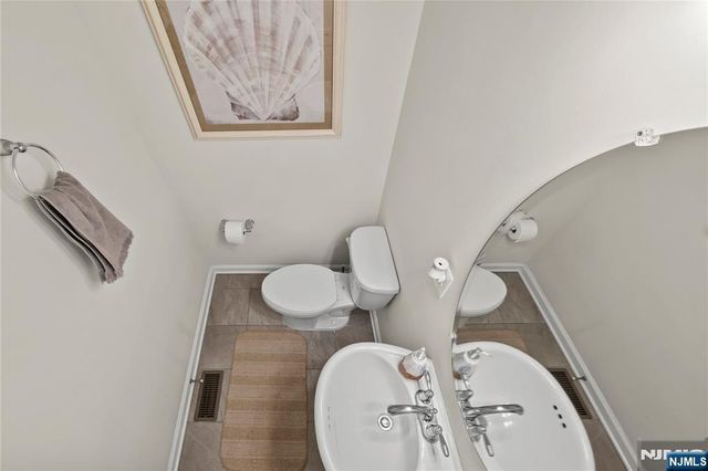 65 Landmark Lane 905, Fair Lawn, NJ 07410