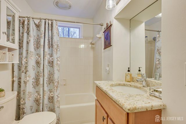 8 Adelphi Court, Edison, NJ 08837
