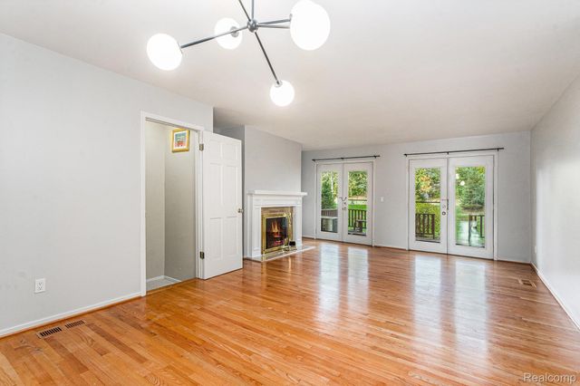 1090 Greenhills Drive, Ann Arbor, MI 48105