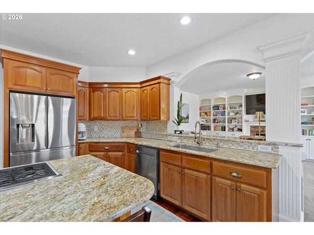 211 W HAZELNUT Dr, Newberg, OR 97132