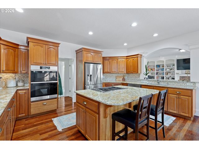 211 W HAZELNUT Dr, Newberg, OR 97132