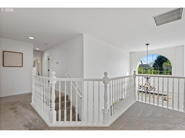 211 W HAZELNUT Dr, Newberg, OR 97132