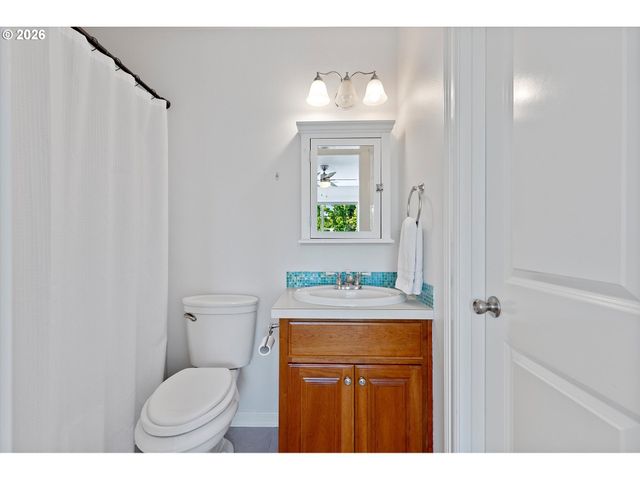 211 W HAZELNUT Dr, Newberg, OR 97132