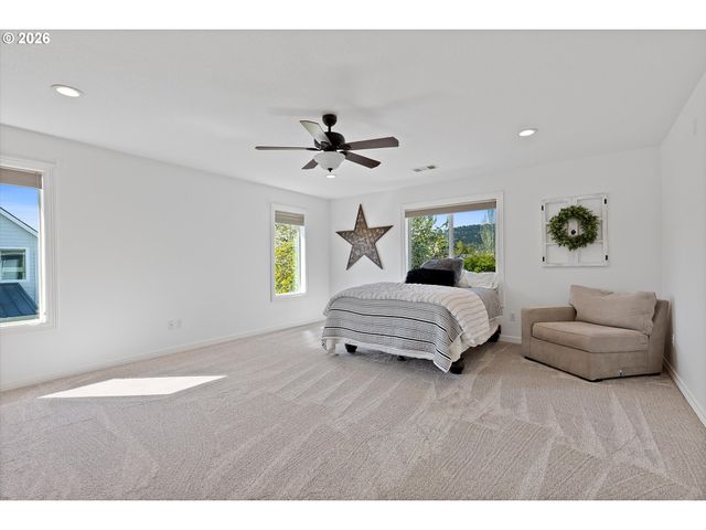 211 W HAZELNUT Dr, Newberg, OR 97132