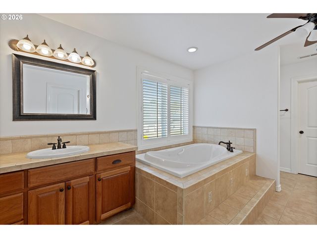 211 W HAZELNUT Dr, Newberg, OR 97132