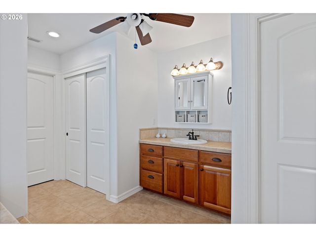 211 W HAZELNUT Dr, Newberg, OR 97132