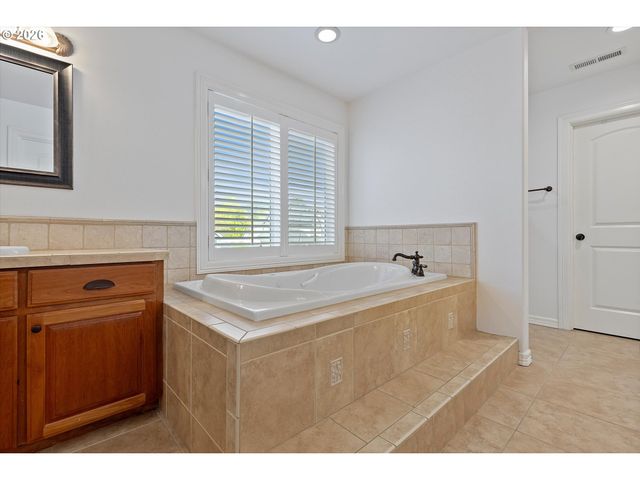 211 W HAZELNUT Dr, Newberg, OR 97132