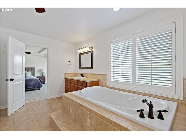 211 W HAZELNUT Dr, Newberg, OR 97132