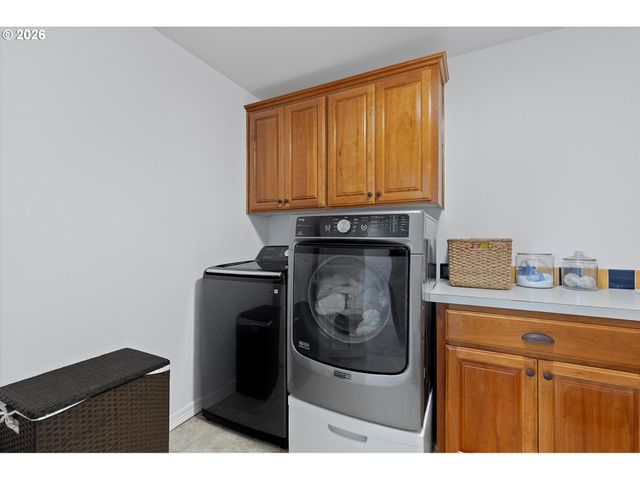 211 W HAZELNUT Dr, Newberg, OR 97132
