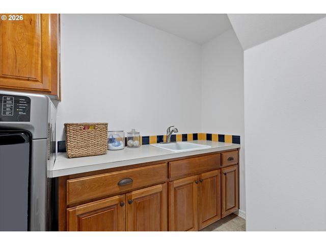 211 W HAZELNUT Dr, Newberg, OR 97132