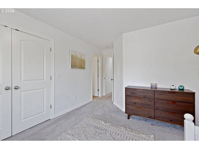 211 W HAZELNUT Dr, Newberg, OR 97132