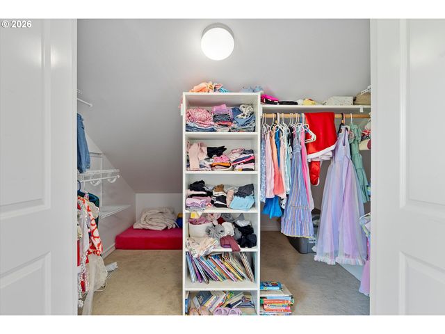 211 W HAZELNUT Dr, Newberg, OR 97132