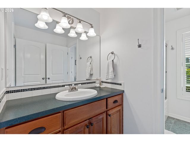 211 W HAZELNUT Dr, Newberg, OR 97132