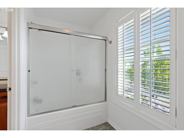 211 W HAZELNUT Dr, Newberg, OR 97132