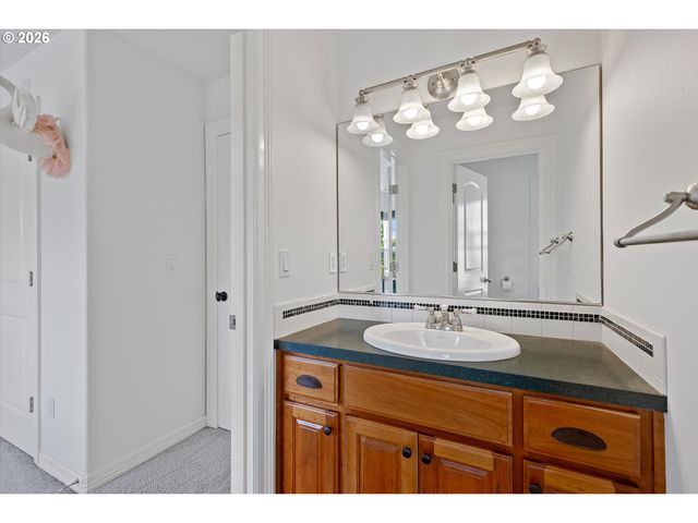 211 W HAZELNUT Dr, Newberg, OR 97132