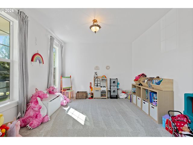 211 W HAZELNUT Dr, Newberg, OR 97132