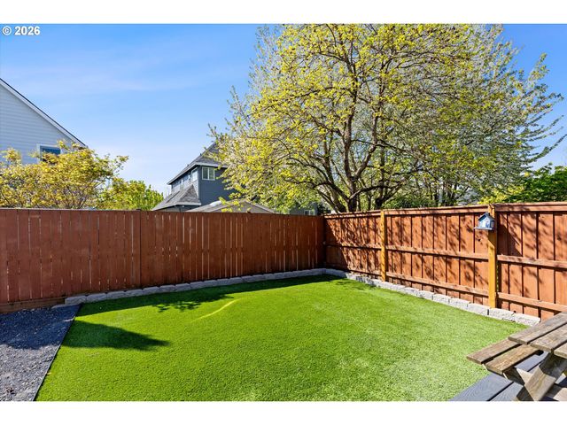 211 W HAZELNUT Dr, Newberg, OR 97132