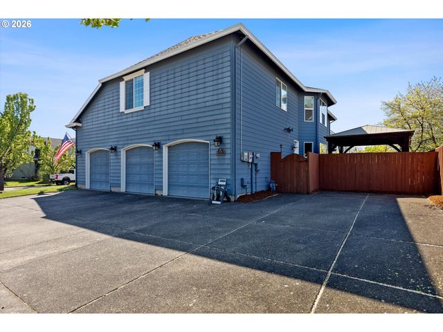 211 W HAZELNUT Dr, Newberg, OR 97132