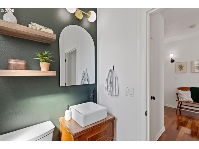 211 W HAZELNUT Dr, Newberg, OR 97132