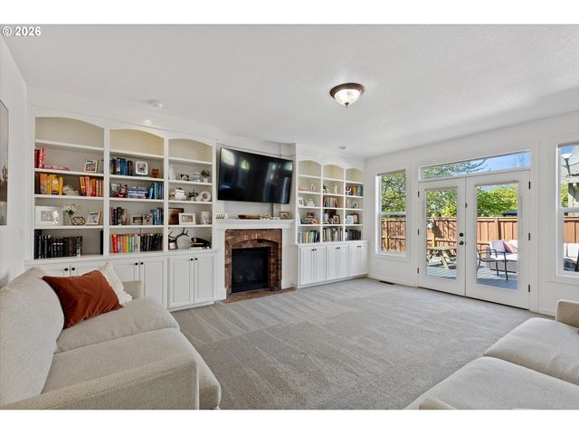 211 W HAZELNUT Dr, Newberg, OR 97132