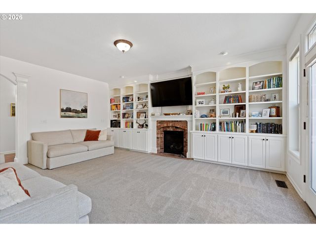 211 W HAZELNUT Dr, Newberg, OR 97132