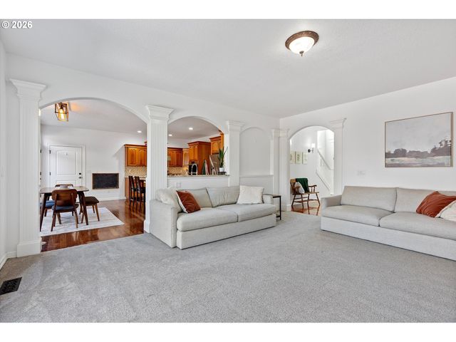211 W HAZELNUT Dr, Newberg, OR 97132