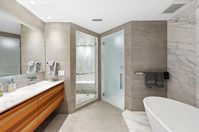 1000 S Pointe Dr 2802, Miami Beach, FL 33139