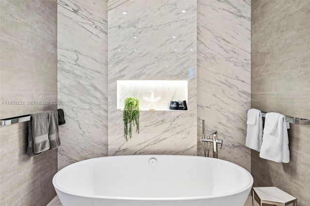 1000 S Pointe Dr 2802, Miami Beach, FL 33139