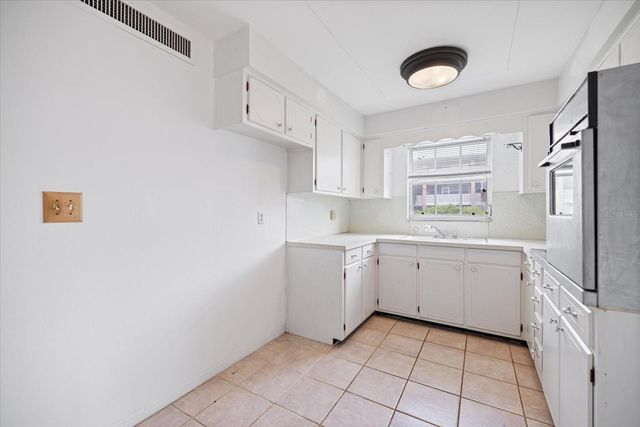 450 32ND AVENUE N 106W, St Petersburg, FL 33704