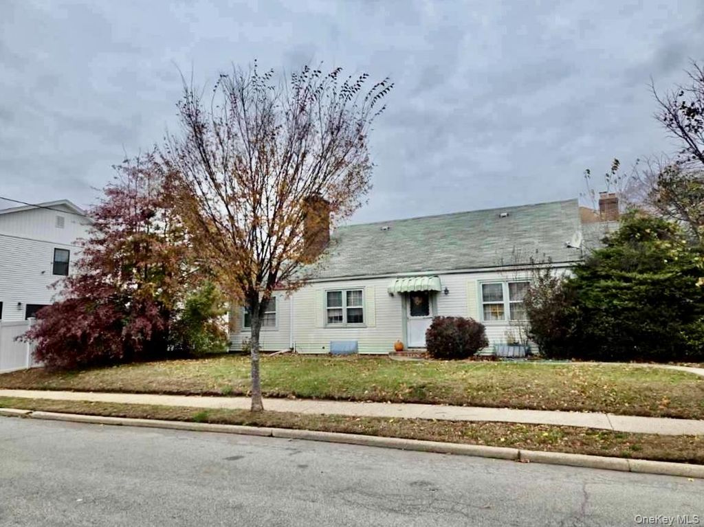 372 Jackson Avenue, Mineola, NY 11501