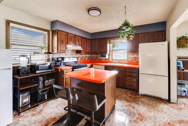 8022 S ALBANY Avenue, Chicago, IL 60652