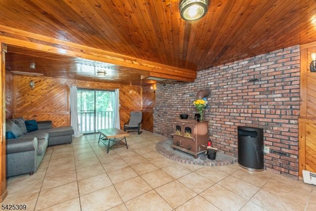 110 Unger Ave, Hopatcong Boro, NJ 07874