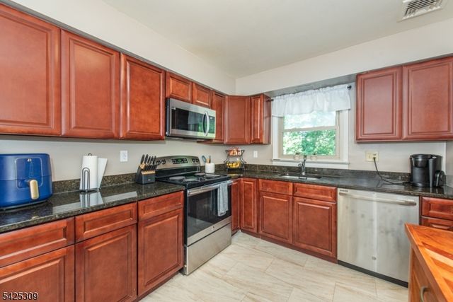 110 Unger Ave, Hopatcong Boro, NJ 07874