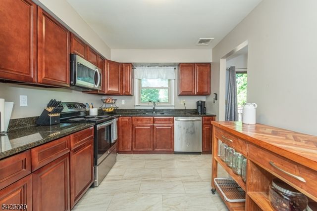 110 Unger Ave, Hopatcong Boro, NJ 07874