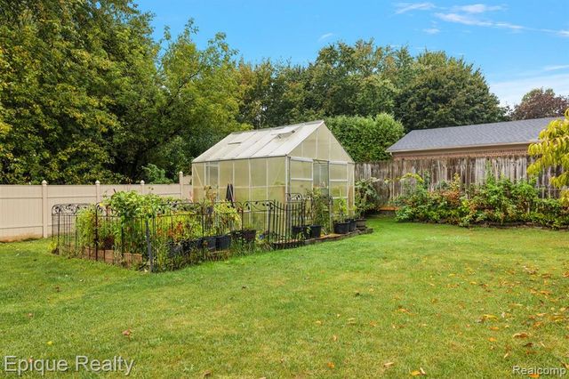 4527 Rochester Road, Troy, MI 48085