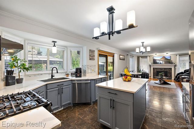 4527 Rochester Road, Troy, MI 48085