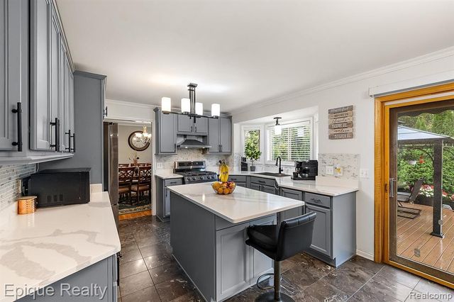 4527 Rochester Road, Troy, MI 48085