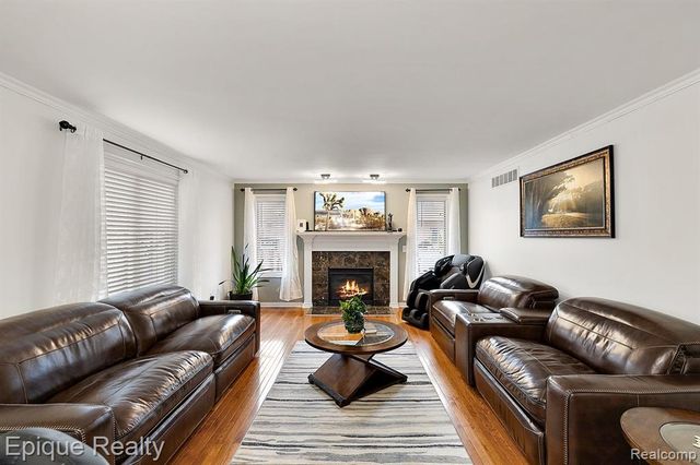 4527 Rochester Road, Troy, MI 48085