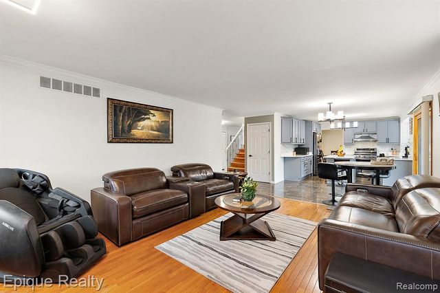 4527 Rochester Road, Troy, MI 48085