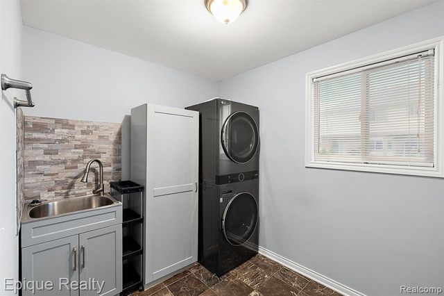 4527 Rochester Road, Troy, MI 48085