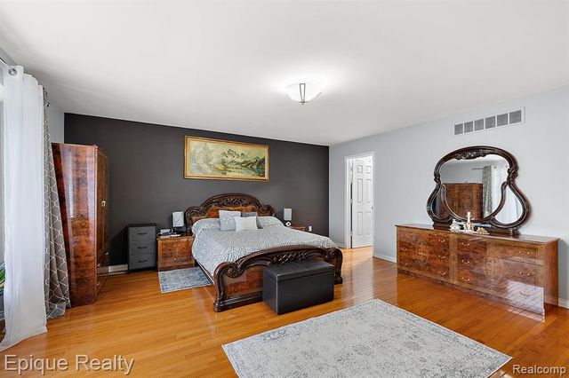 4527 Rochester Road, Troy, MI 48085