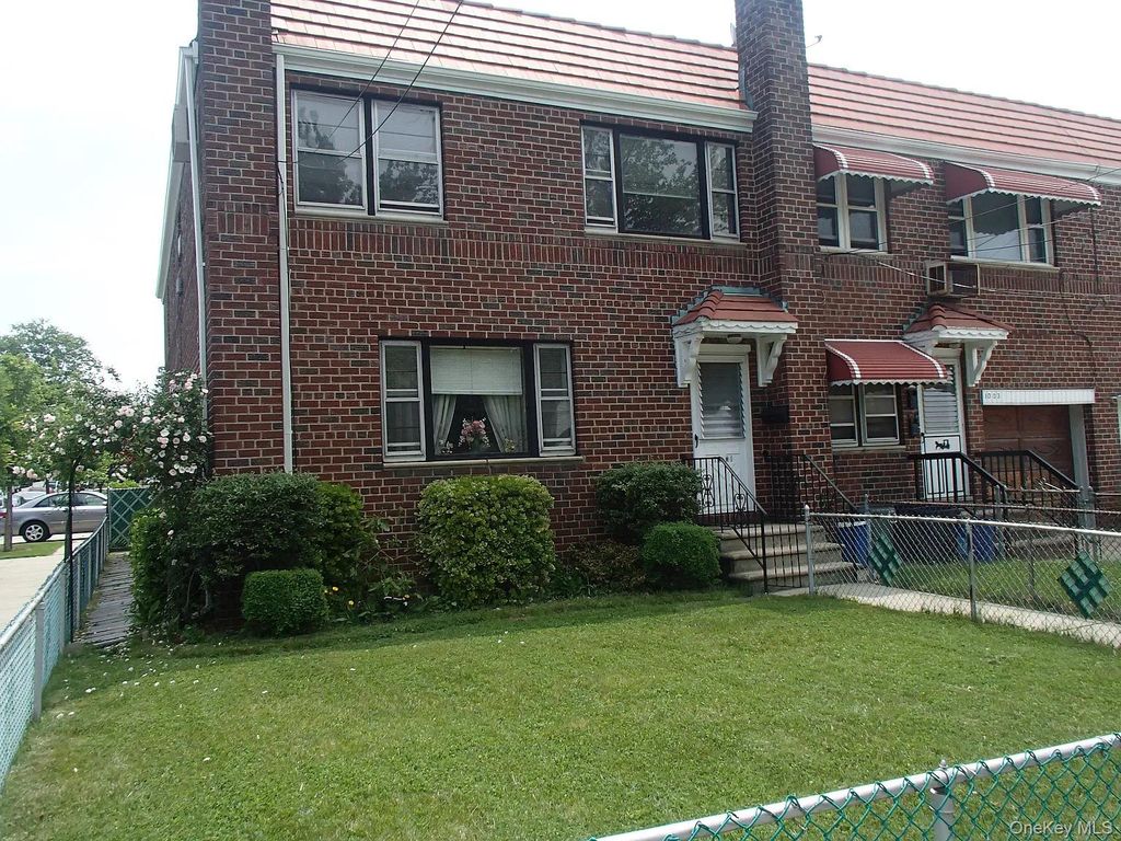 10-01 154 Street, Whitestone, NY 11357