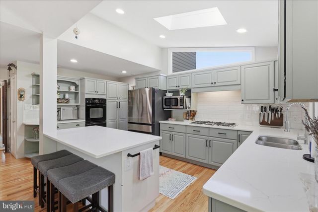 8604 RIVERSIDE RD, Alexandria, VA 22308