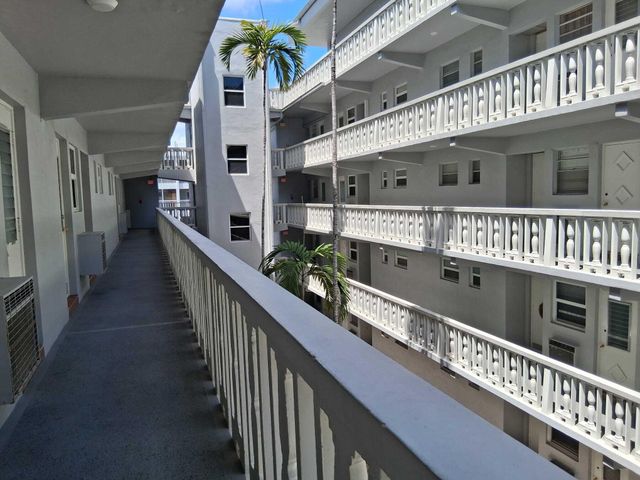 329 SE 3rd Street 302s, Hallandale Beach, FL 33009