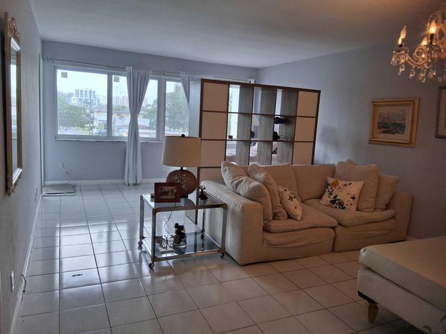329 SE 3rd Street 302s, Hallandale Beach, FL 33009