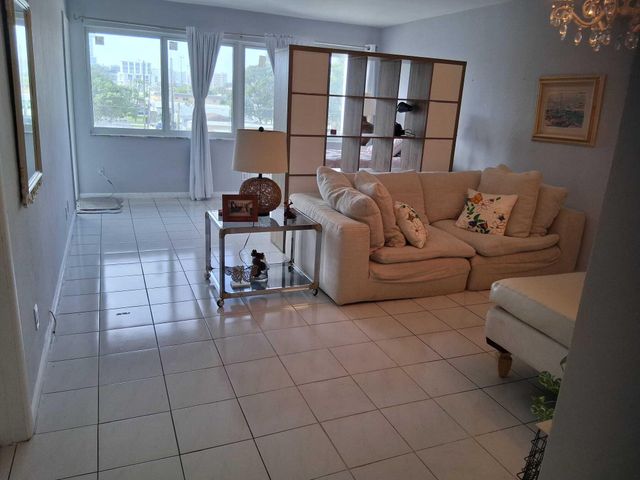 329 SE 3rd Street 302s, Hallandale Beach, FL 33009