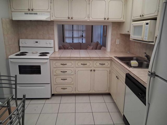 329 SE 3rd Street 302s, Hallandale Beach, FL 33009