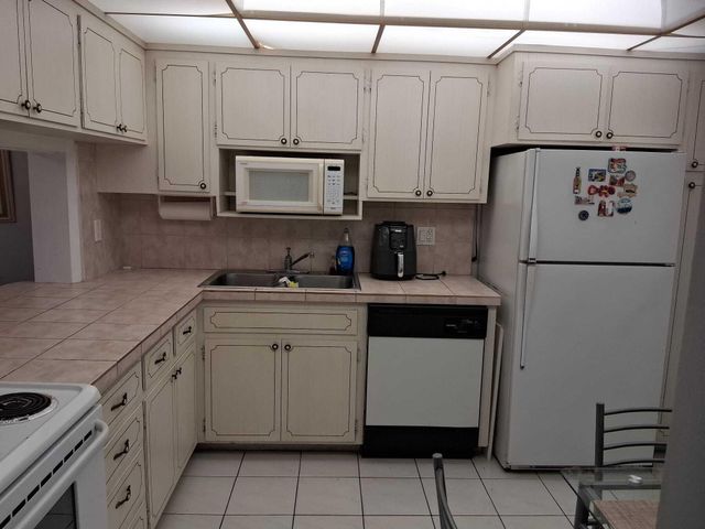 329 SE 3rd Street 302s, Hallandale Beach, FL 33009