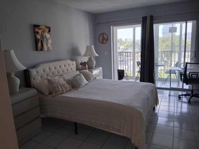 329 SE 3rd Street 302s, Hallandale Beach, FL 33009