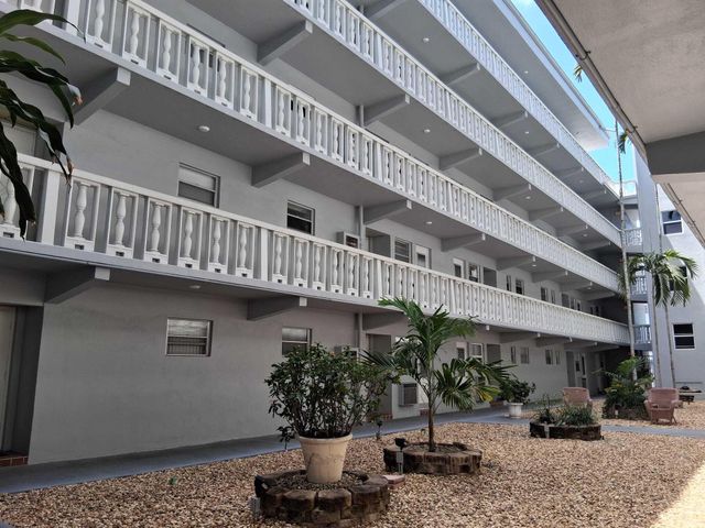 329 SE 3rd Street 302s, Hallandale Beach, FL 33009